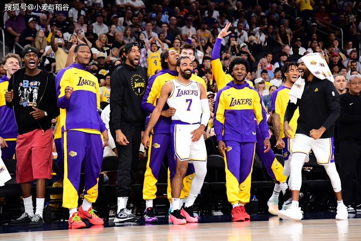 西甲官方：球员将戴紫色袖标参赛以支持国际消除对妇女暴力日（西甲官宣：球员佩戴紫色袖标出战，支持国际消除对妇女暴力日）