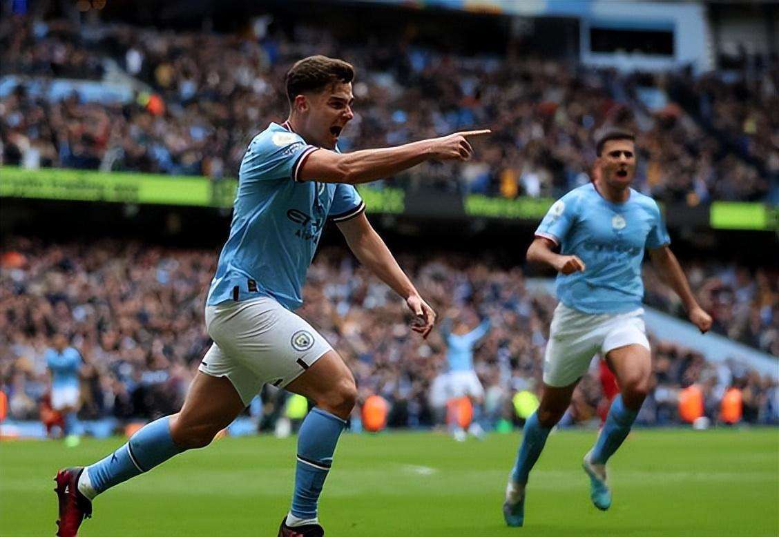 天空体育：张伯伦目前正在阿森纳训练，同时筹划下一步动向（天空体育：张伯伦随阿森纳训练，正谋划未来去向）