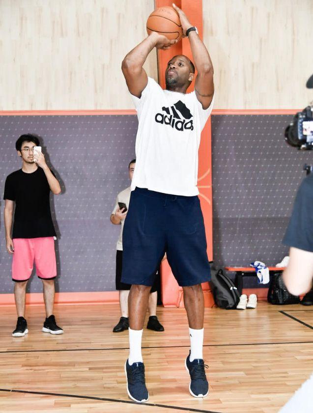 英超联赛：狼队七连败接受现实，曼彻斯特联继续沉沦（英超：狼队吞下七连败的苦果，曼联颓势不止）