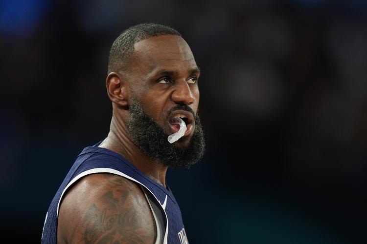 TA：应布拉格斯拉维亚方面要求，热刺主场的LGBTQ+旗帜被移走（TA：热刺主场应布拉格斯拉维亚请求撤下LGBTQ+旗帜）