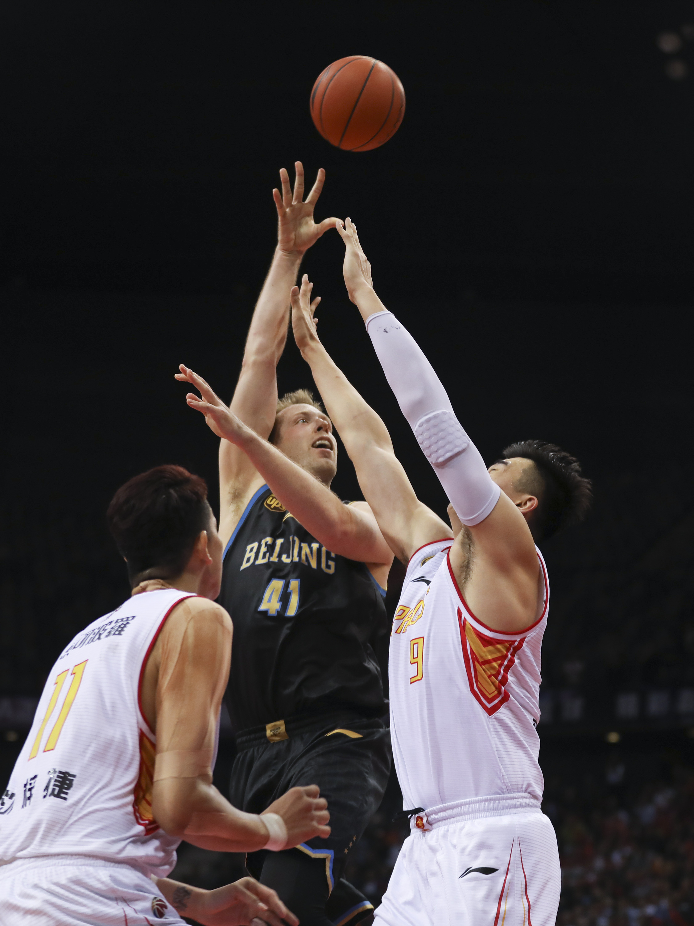 雷霆狂胜独行侠豪取14连胜！SGA三节打卡33分，浓眉9中1仅得2分（雷霆大胜独行侠豪取14连胜：SGA三节轰33分，浓眉9投1中仅2分）