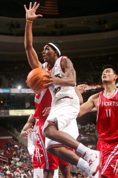 曼城联赛排名升至第二，距榜首阿森纳仅2分（曼城升至联赛第二，距领头羊阿森纳仅差2分）