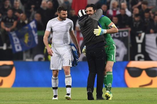 西媒：尤文、法兰克福以及斯图加特询价皇社中场苏契奇