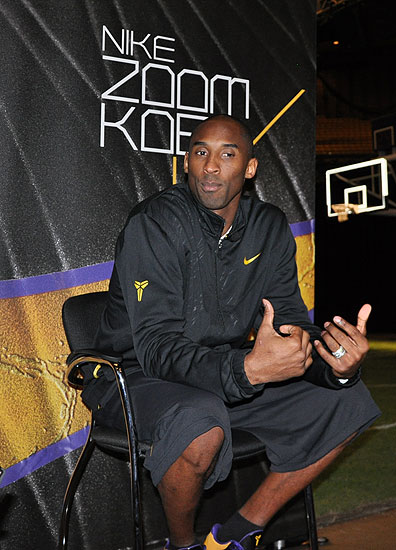 说了啥？卢克曼在被换下时与主教练尤里奇发生口角冲突（被换下不满，卢克曼与主帅尤里奇场边爆发口角）