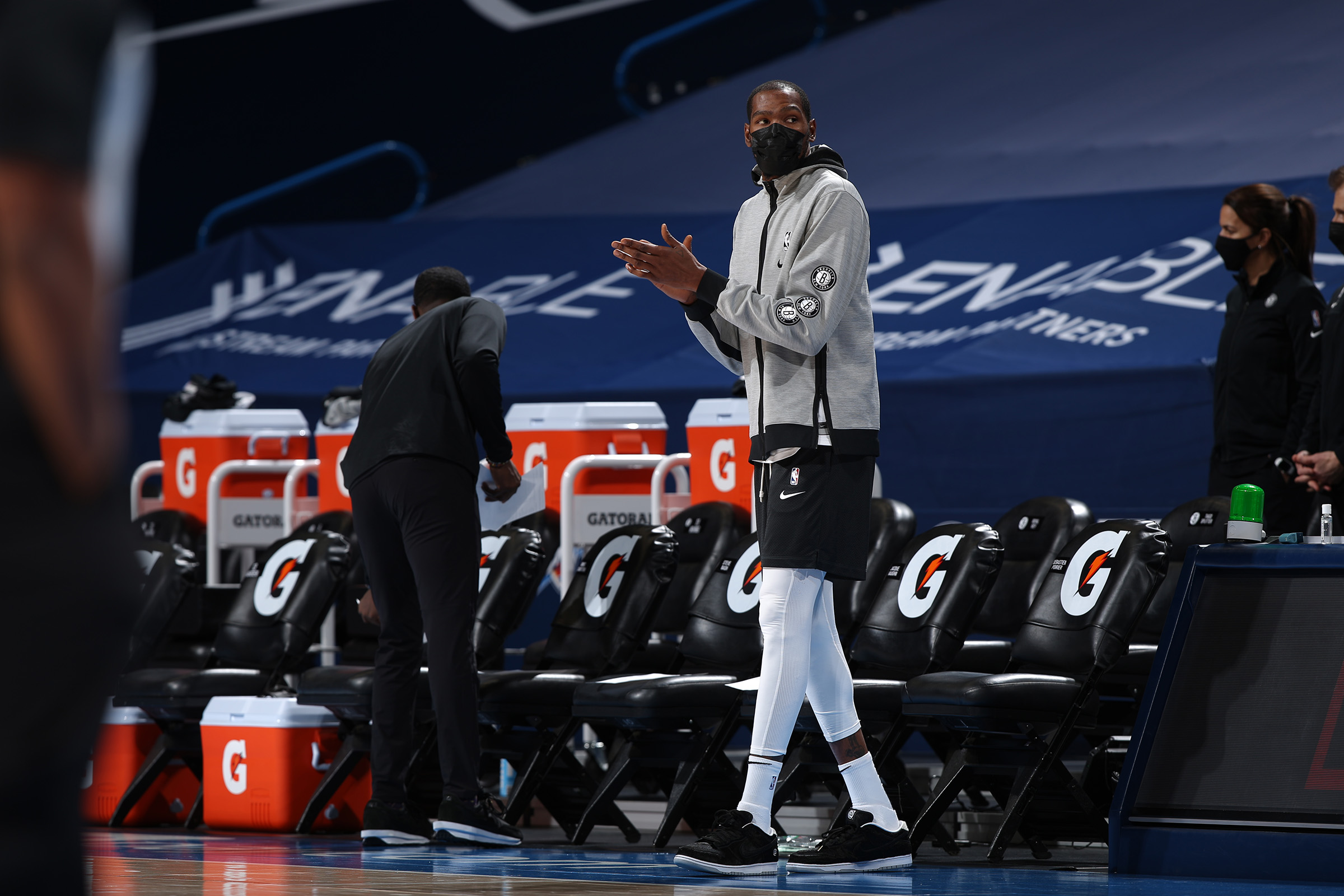 三连冠！上海海港加冕2025赛季中超冠军，摘下队史中超第四星（三连霸！上海海港问鼎2025中超，队史第四星到手）